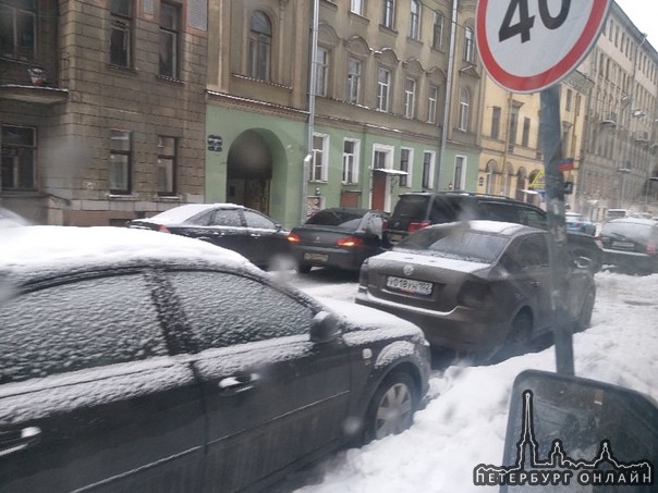 На Коломенской улице у дома 11, крузак зажал peugeot , обьезжаем по тротурару.