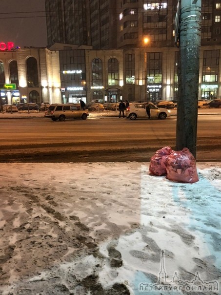 Авария и пара мешков мусора на Пионерской