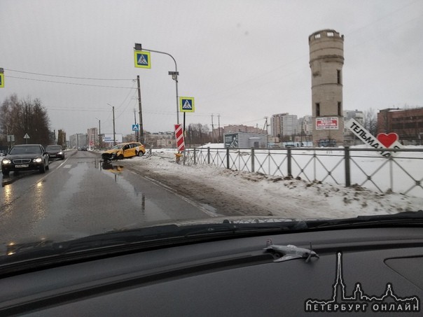 На въезде в Колпино со стороны Тельмана раздербанило Яндекс такси об ограждение. Вокруг ни души. На ...