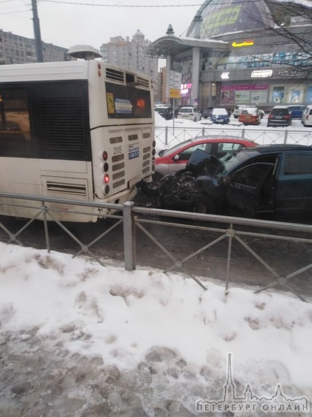 Столкнулись 2 машины и автобус на перекрёстке пр. Луначарского и пр. Энгельса