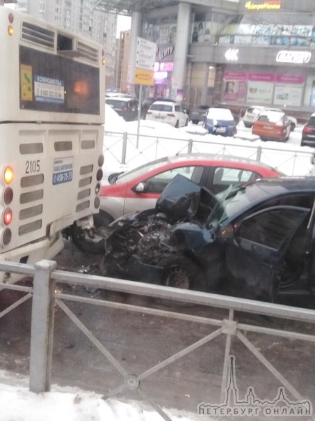 Столкнулись 2 машины и автобус на перекрёстке пр. Луначарского и пр. Энгельса