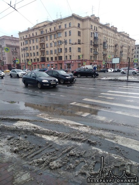 ДТП на перекрёстке Кузнецовской и Московского заняло две полосы