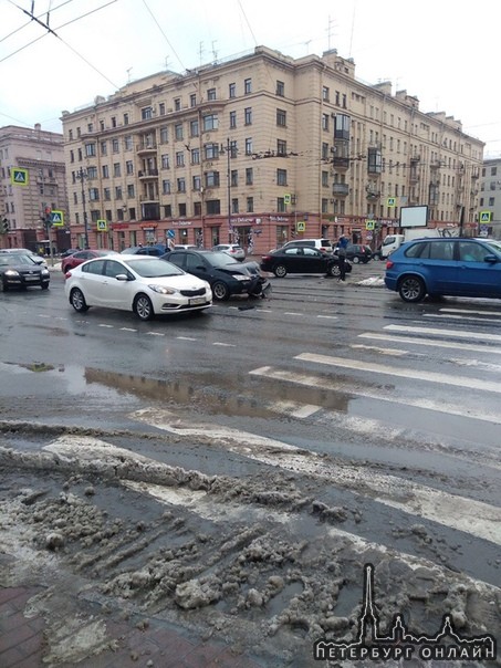 ДТП на перекрёстке Кузнецовской и Московского заняло две полосы