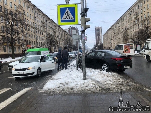 На пересечении Ленинского и Московского. Киа не вписалась в поворот, чуть не сбив при этом пешехода ...