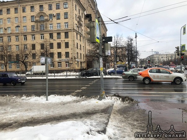 На пересечении Ленинского и Московского. Киа не вписалась в поворот, чуть не сбив при этом пешехода ...