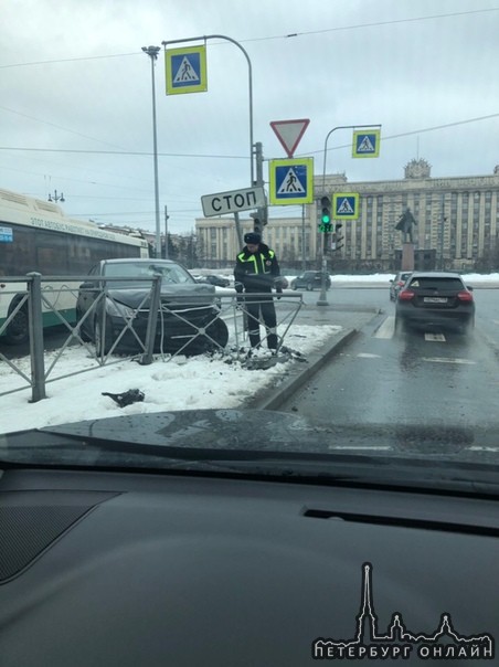 На пересечении Ленинского и Московского. Киа не вписалась в поворот, чуть не сбив при этом пешехода ...