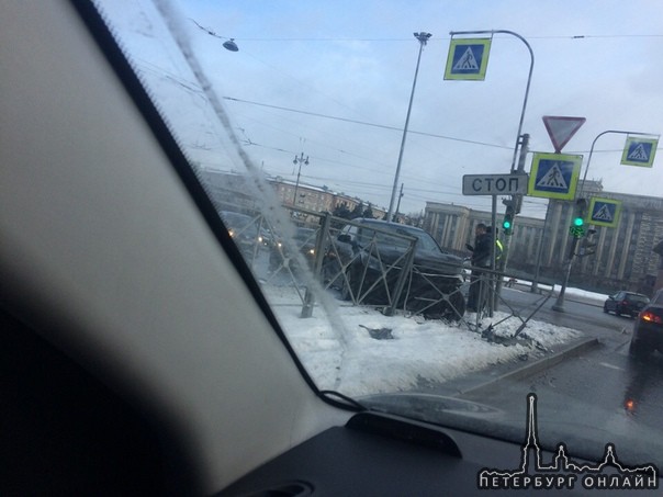 На пересечении Ленинского и Московского. Киа не вписалась в поворот, чуть не сбив при этом пешехода ...