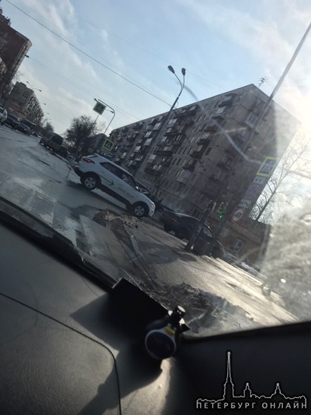 Каршеринг и Поло зацепились на перекрёстке улицы Крыленко и Искровского проспекта