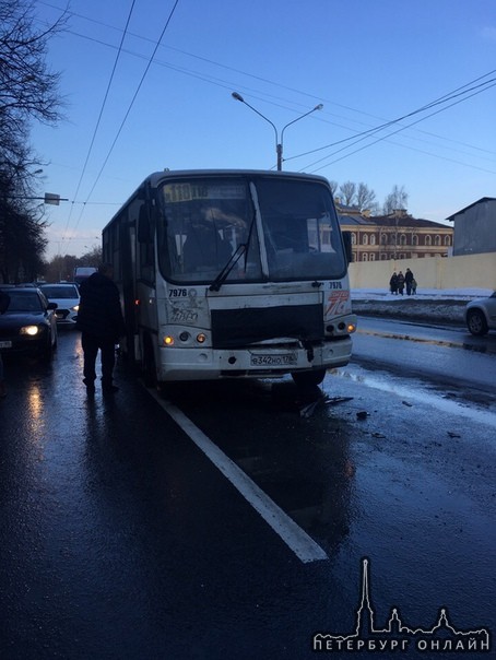 Попали сегодня в 16:20 в дтп ,ехали на 118 маршрутке в «Охта молл» не доезжая до Якорной улицы ,на М...