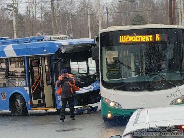 При повороте с Пискаревского на пр. Мечникова троллейбус врезался в автобус