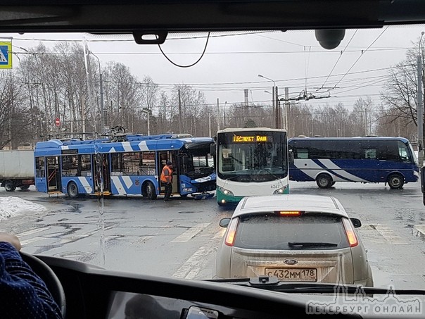 При повороте с Пискаревского на пр. Мечникова троллейбус врезался в автобус