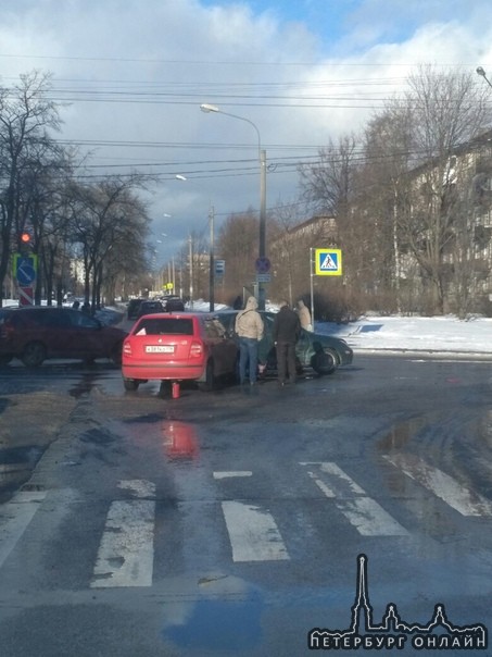 В течении 3 часов проищошло два ДТП на перекресток Замшиной улицы и прлспекта Металлистов.