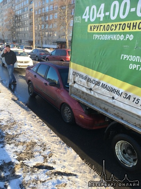 На улице Антонова Овсеенко красная машинка не вовремя затормозила и въехала под Газель.