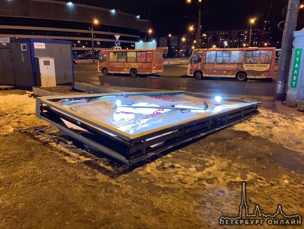 Возле метро Большевиков упал рекламный щит.