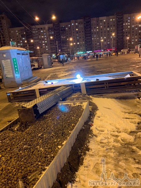 Возле метро Большевиков упал рекламный щит.