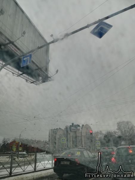 На перекрёстке Луначарского /Выборгское шоссе вот-вот знак на автомобили упадёт. Будьте осторожны!