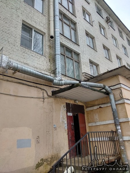 На Заневском у дома 20, произошло обрушение фрагмента водосточной трубы с глыбой льда внутри. Фрагм...