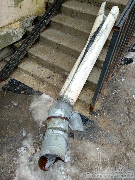 На Заневском у дома 20, произошло обрушение фрагмента водосточной трубы с глыбой льда внутри. Фрагм...