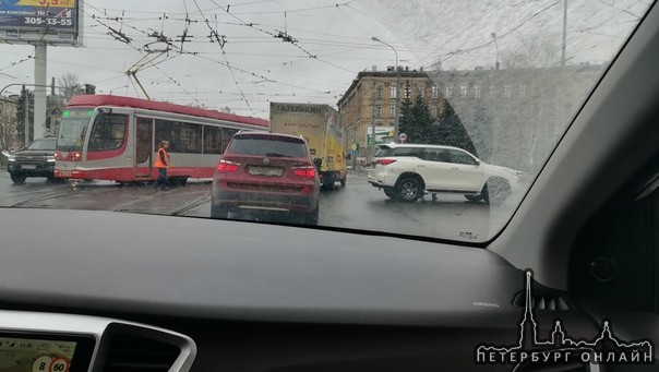 Белый внедорожник, похоже, что боднул трамвай на Светлановской площади