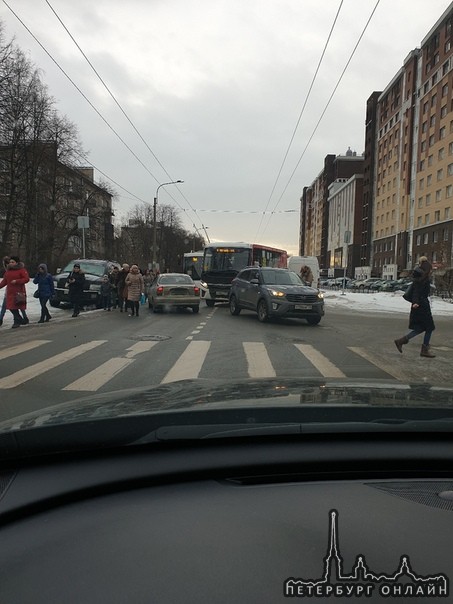 Угол улицы Федосеенко и проспекта Металистов. Маршрутка пыталась по встречке объехать пробку. Все жи...