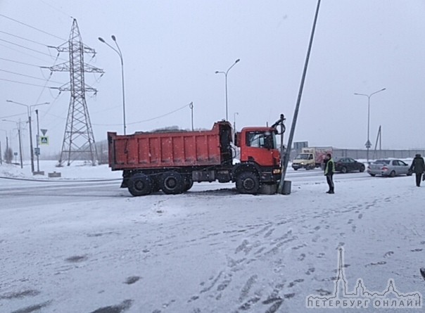 Самосвал поскользнулся снес светофор на перекрёстке Яхтенной и Мебельной.