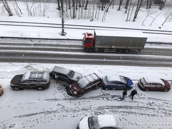 При повороте с Полевой-Сабировской на Заусадебную праворульная Toyota решила припарковаться