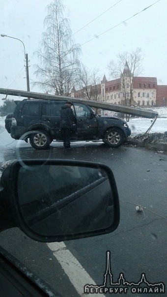 На Кузьминском шоссе автомобиль занесло фонарный в столб. Водитель жив, здоров