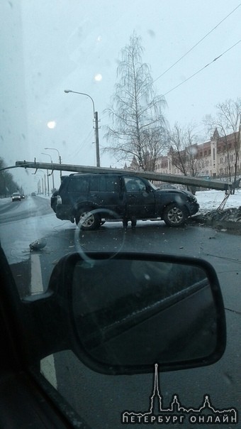 На Кузьминском шоссе автомобиль занесло фонарный в столб. Водитель жив, здоров