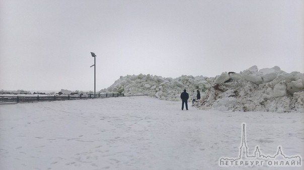 На Золотом пляже Зеленогорска образовались ледяные глыбы высотой с двухэтажный дом, после наводнения...