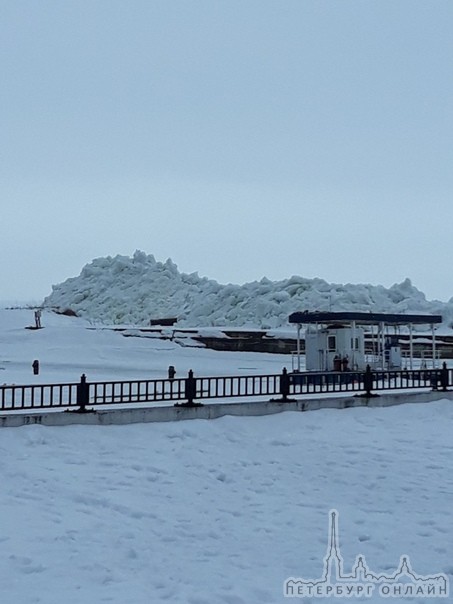 На Золотом пляже Зеленогорска образовались ледяные глыбы высотой с двухэтажный дом, после наводнения...