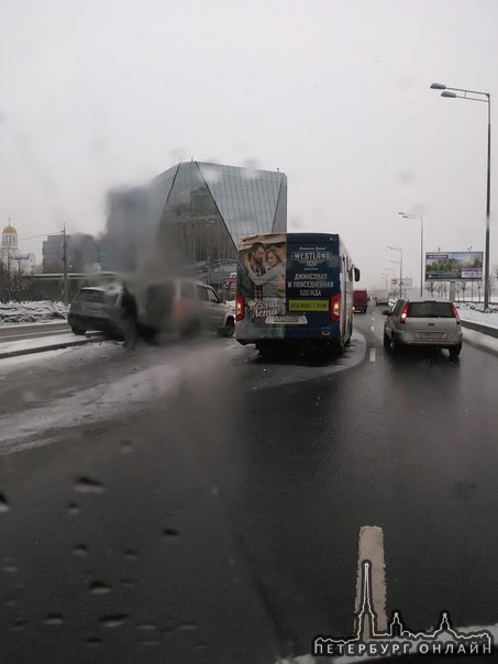 Дтп на Малоохтинской набережной из центра. Маршрутка, Патриот и БМВ Х3. Два левых ряда заняли.