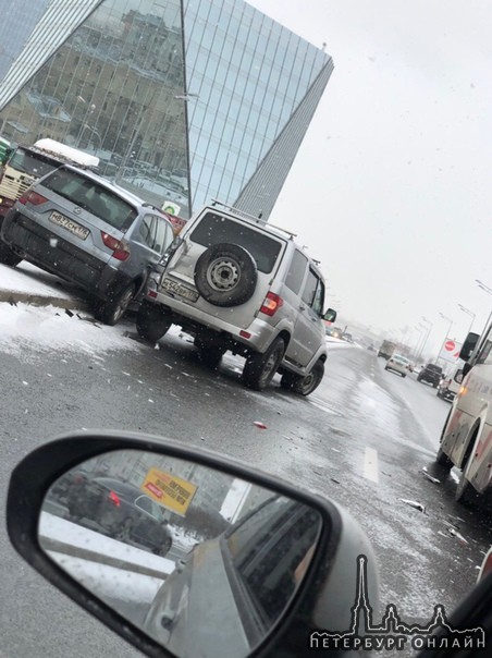 Дтп на Малоохтинской набережной из центра. Маршрутка, Патриот и БМВ Х3. Два левых ряда заняли.