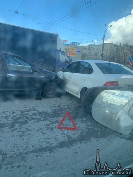 На перекрестке Будапештской и Дунайского произошло дтп. Возможно из-за того, что не работает светофо...