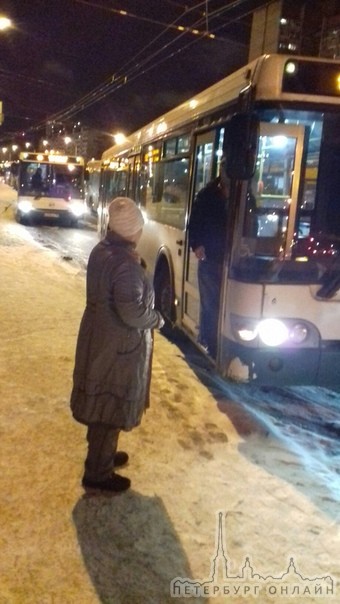 На Суздальском проспекте Автобус перестроился с остановки на 3 полосу.