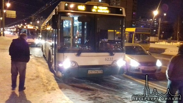 На Суздальском проспекте Автобус перестроился с остановки на 3 полосу.
