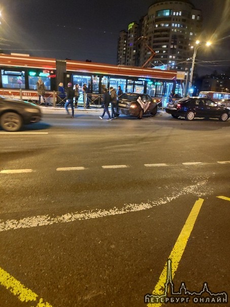 Делимобиль к трамваю припарковался, но трамвай спасло ограждение у метро Гражданский проспект