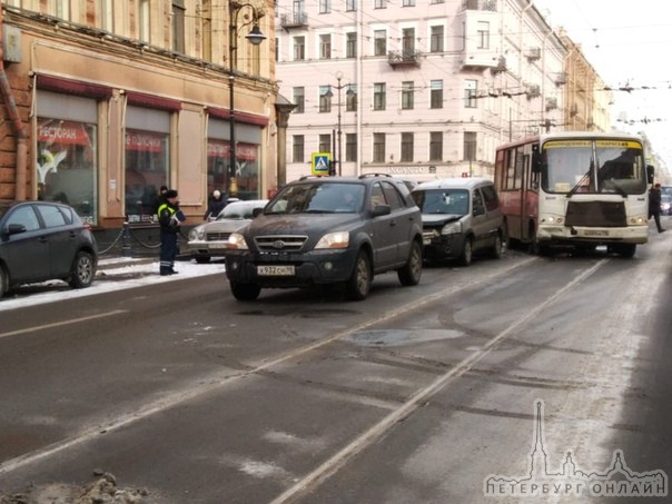 Паравозик на Владимирском пр. сразу после перекрёстка с Невским пр. Маршрутка 177 не ооттормозилась ...