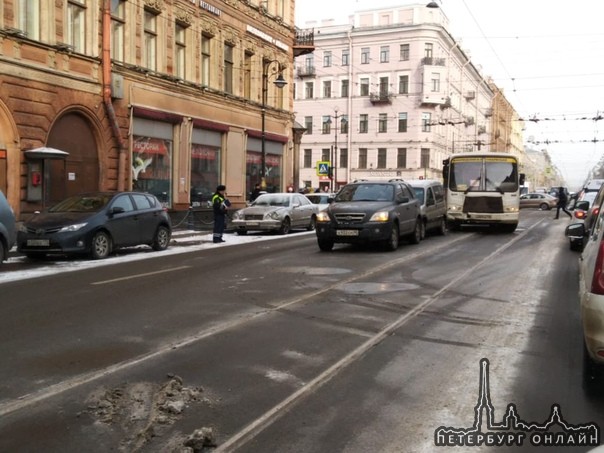 Паравозик на Владимирском пр. сразу после перекрёстка с Невским пр. Маршрутка 177 не ооттормозилась ...