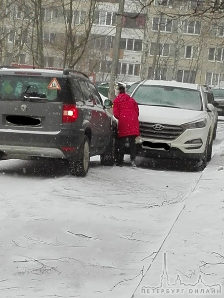 Авария во дворе. В машину заведующий детским садом №104 въехала мама воспитанницы этого сада. Приеха...