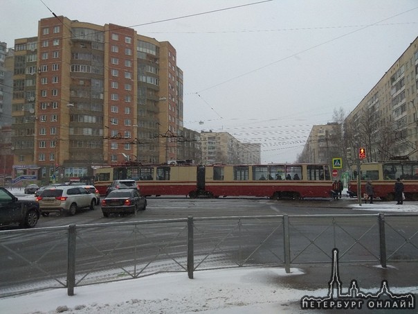 Любят трамваи ломаться в час пик на перекрестках. Перекресток Луначарского и Есенина - встал трамвай