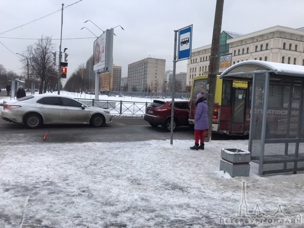 Угол Бассейной и Новоизмайловского, встретились легковушка и маршрутка. Проезд затруднен в сторону М...