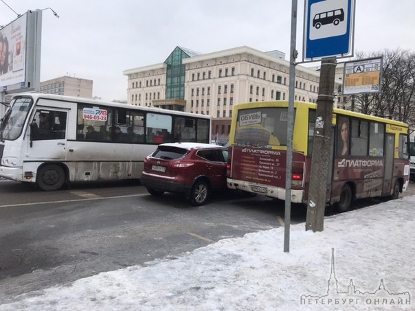 Угол Бассейной и Новоизмайловского, встретились легковушка и маршрутка. Проезд затруднен в сторону М...