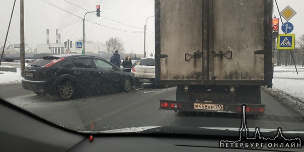 На пересечении кубинской и Бассейной - целовашки. Ford и Peugeot. Стоят улыбаются