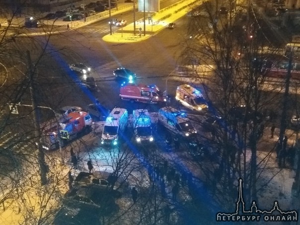 На Светлановском проспекте у дома 66 в ДТП попали 4 машины, удар был очень сильный, 3 пострадавших, ...