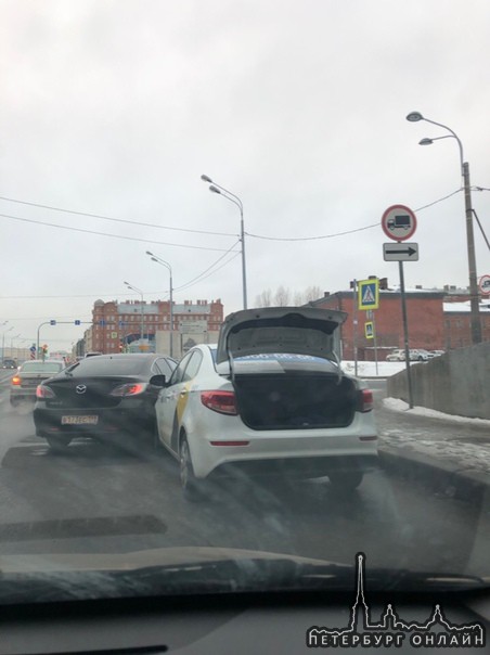 Яндекс и mazda не поделили дорогу на Обводном канале