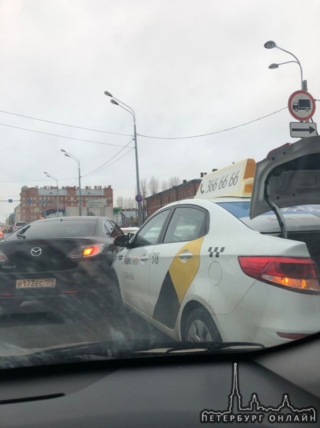 Яндекс и mazda не поделили дорогу на Обводном канале