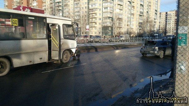 На улице Маршала Захарова, на первом пешеходном переходе от улиц Доблести в сторону Десантников, мар...