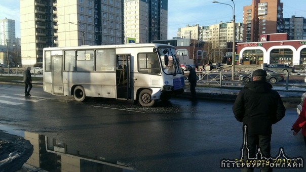 На улице Маршала Захарова, на первом пешеходном переходе от улиц Доблести в сторону Десантников, мар...