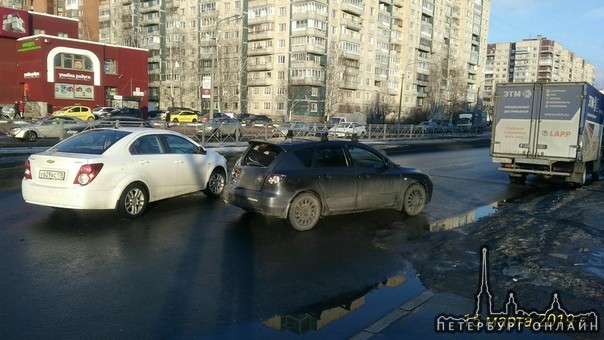 На улице Маршала Захарова, на первом пешеходном переходе от улиц Доблести в сторону Десантников, мар...