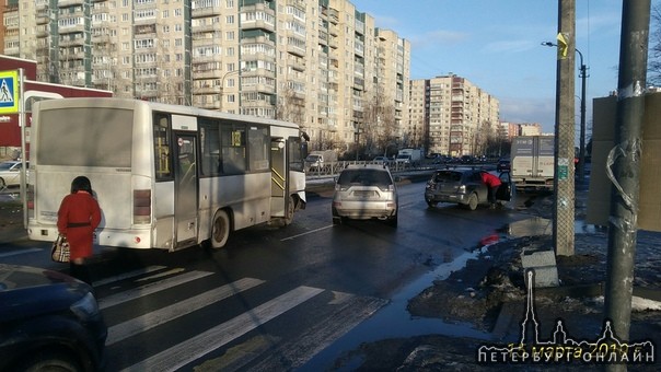 На улице Маршала Захарова, на первом пешеходном переходе от улиц Доблести в сторону Десантников, мар...